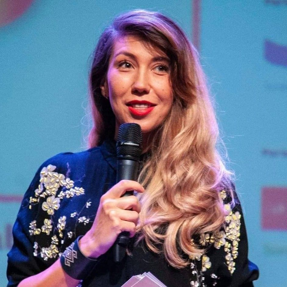 Alexandra moderând o conferință